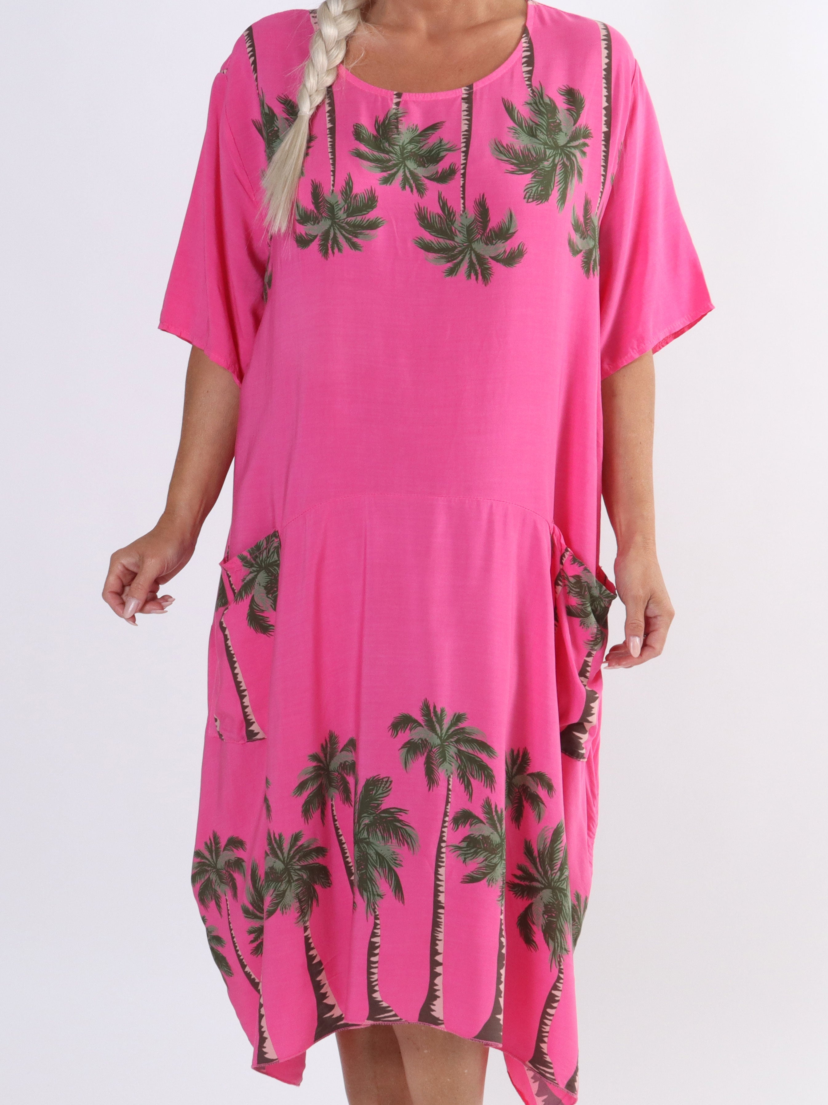 Idaline - Söt plus size-klänning med palmmotiv och fickor